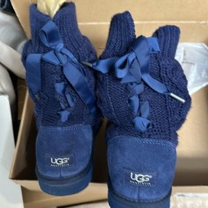 Ugg Isla navy size 9